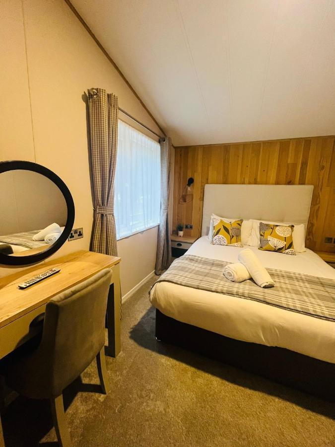 Copse View Lodge With Hot Tub York Exterior foto