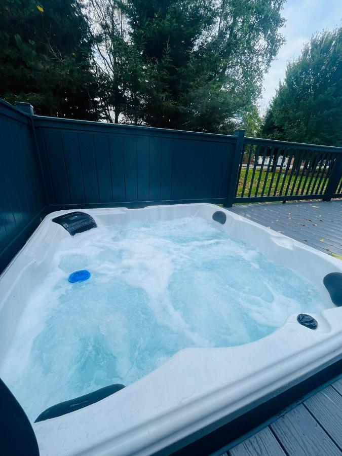 Copse View Lodge With Hot Tub York Exterior foto
